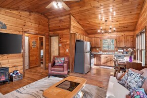 TV connectée, baby-foot, livres