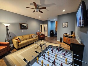 Smart TV, futbolito y libros