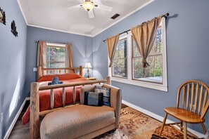 4 bedrooms, in-room safe, desk, iron/ironing board - Relax to Creek Sounds • Hot Tub Cabin • Firepit BBQ (Cherry Log)