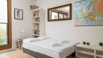 Iron/ironing board, WiFi, bed sheets