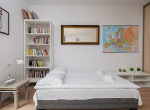 Tabla de planchar con plancha, wifi y ropa de cama 