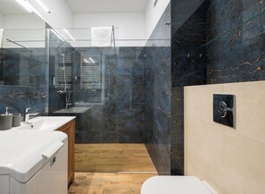 Douche, sèche-cheveux, serviettes fournies