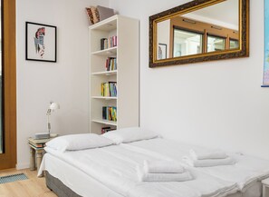 Iron/ironing board, WiFi, bed sheets