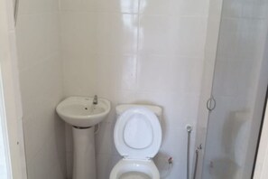 A bathroom with a toilet, sink, and shower. - Natol Homestay - Venice (Samajaya Tabuan Tranquility Township) (Kuching)