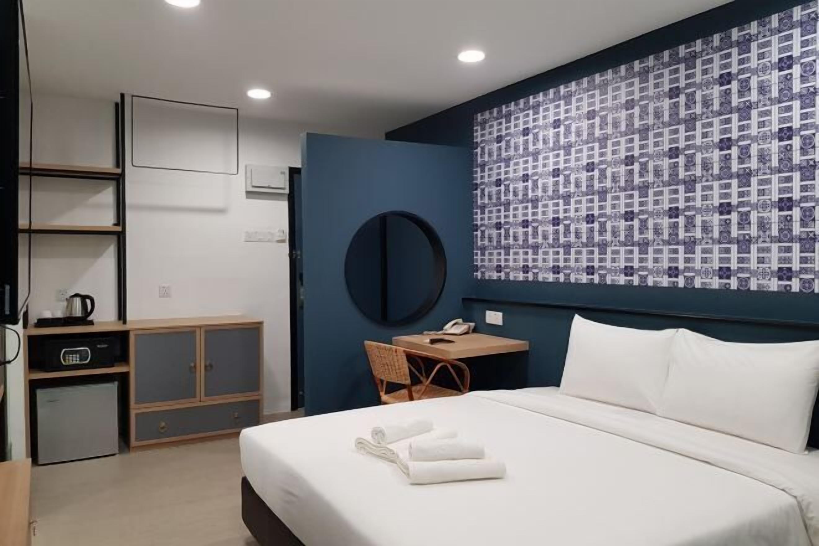 Setrika/meja setrika dan tempat tidur bayi