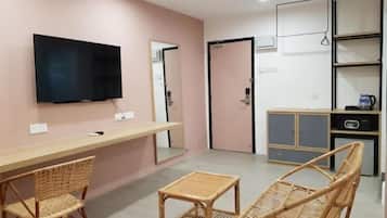 Iron/ironing board, cots/infant beds