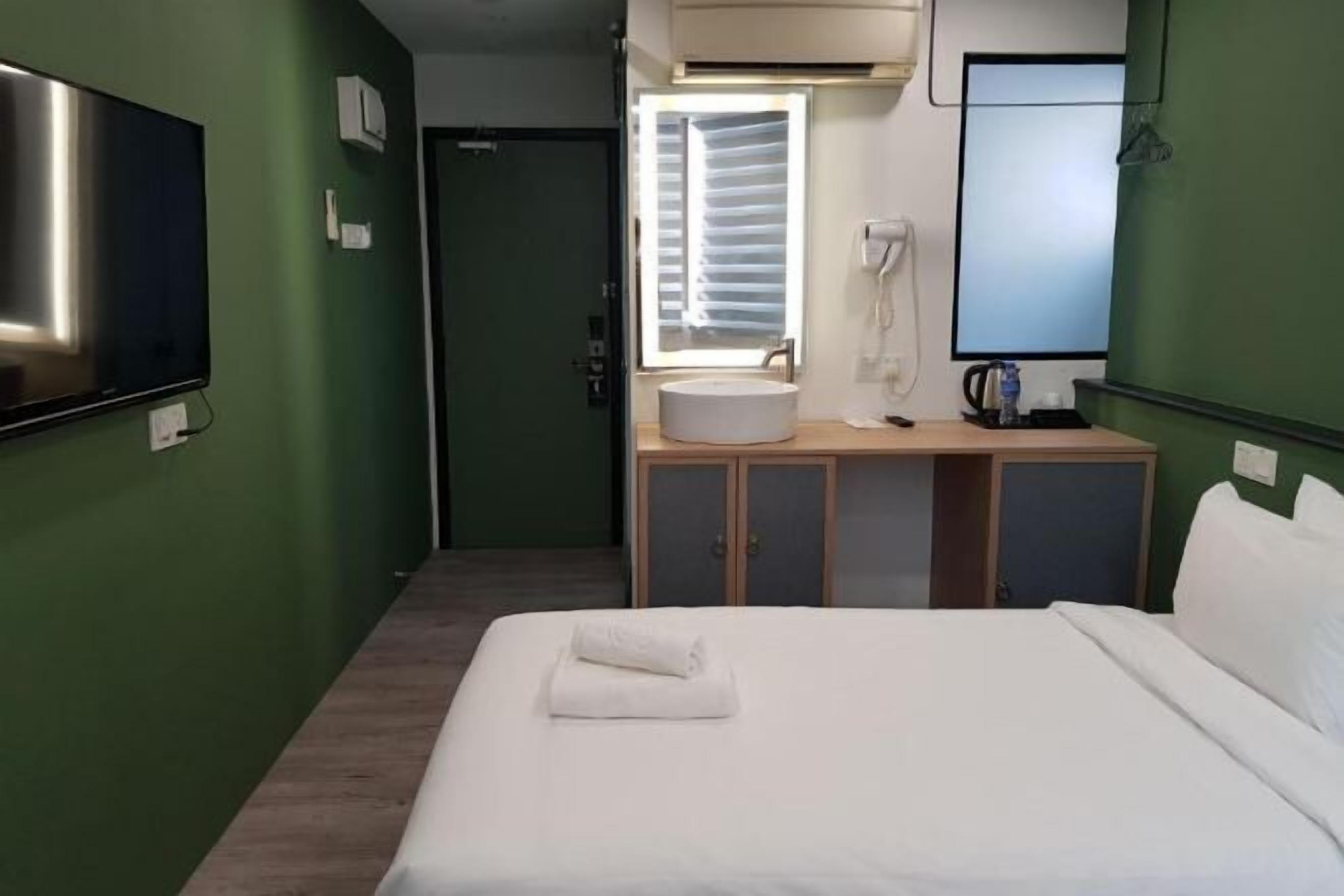 Iron/ironing board, cots/infant beds