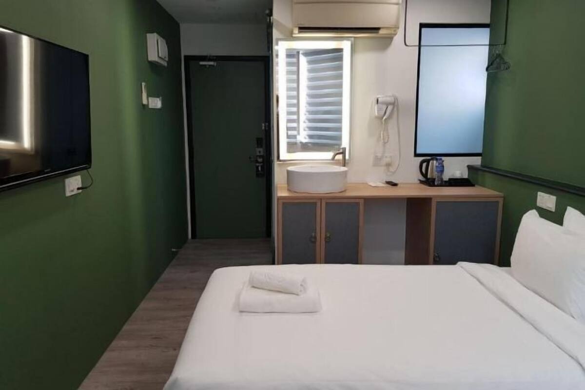 Iron/ironing board, cots/infant beds