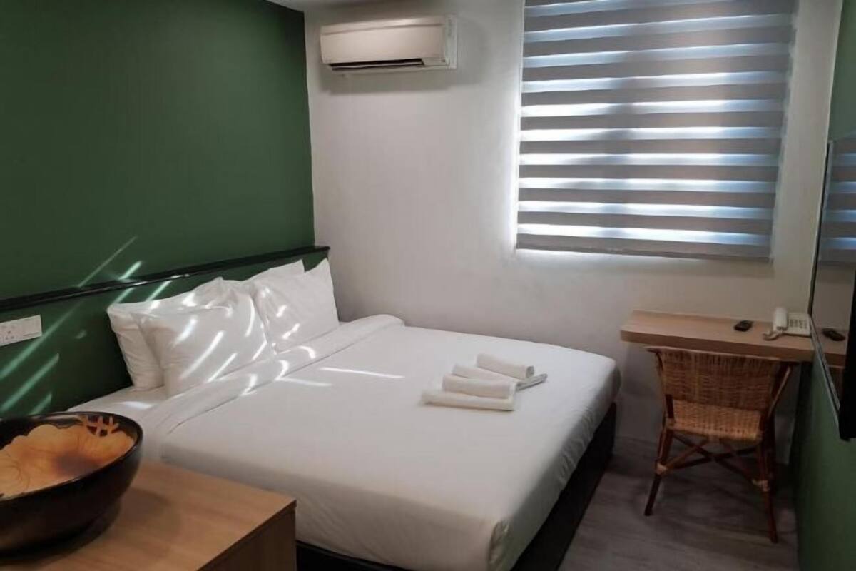 Iron/ironing board, cots/infant beds