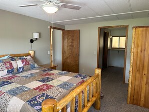 3 bedrooms, desk, WiFi, bed sheets