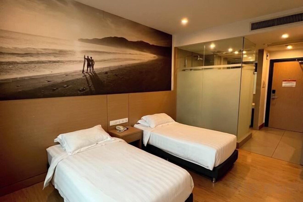 Standard Twin Room with City View (Has Window, Non-smoking)