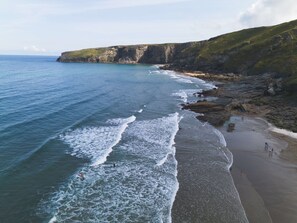 A coastal beach with rocky cliffs and a clear view of the ocean. - Ensuite Cabin With A View With A Hot Tub (Camelford)