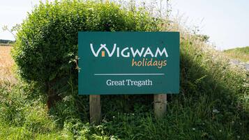 Schild für Wigwam Holidays in Great Tregath.
