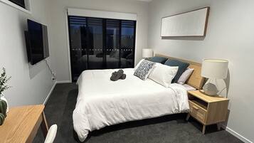 3 bedrooms, desk, iron/ironing board, free WiFi
