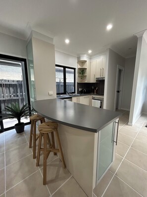 Een koelkast, een microgolfoven, een oven, een kookplaat