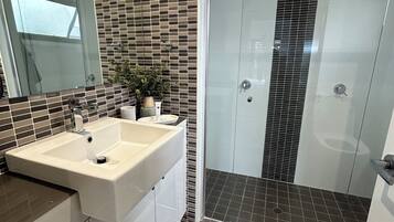 Douche, sĂšche-cheveux, serviettes fournies, savon