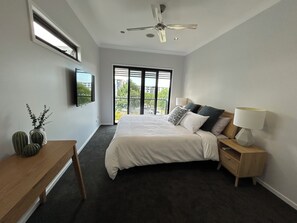 3 bedrooms, desk, iron/ironing board, free WiFi