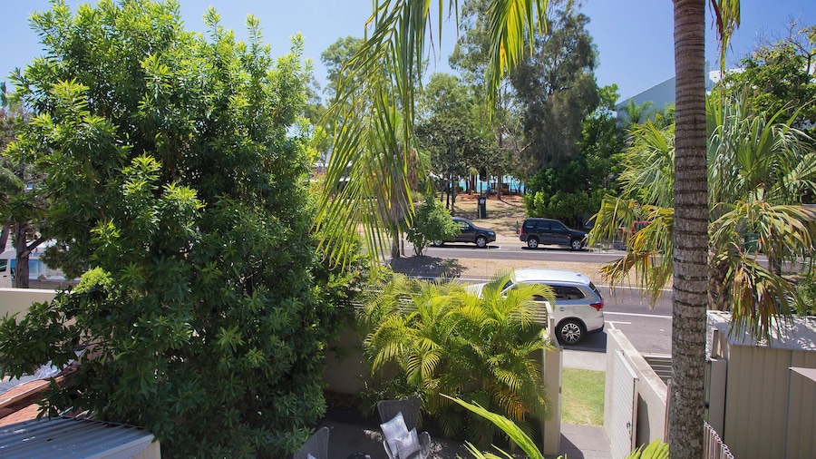 Noosa Parade Townhouse w Terrace