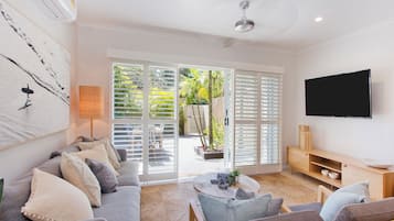 Townhouse, terrasse, hageutsikt | Oppholdsområde | En 55-tommers Flatskjerm-TV med digitale kanaler