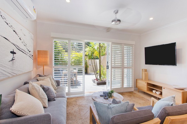 Resortwoning, patio, uitzicht op tuin | Woonruimte | Een 55-inch flatscreentelevisie met digitale zenders