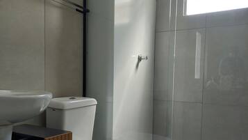 Douche, serviettes fournies, savon, shampoing