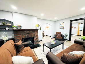 Living area - Countryside home w/ rustic feel in charming Corning (Corning)