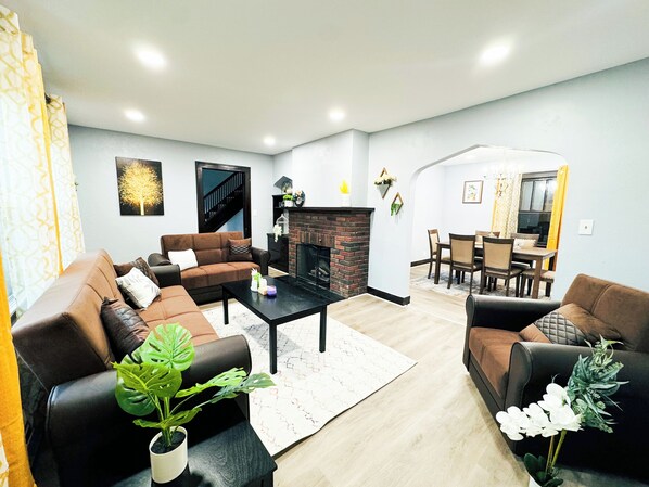 Living area - Countryside home w/ rustic feel in charming Corning (Corning)