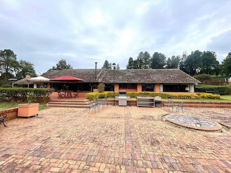 Restaurante al aire libre. 2. Cabaña Portón de Ovejas
