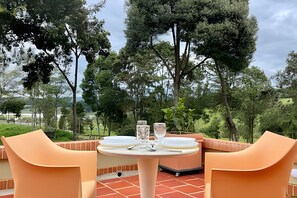 Cabaña | Restaurante al aire libre