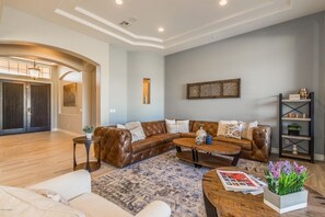 Smart TV, chimenea, estéreo, monitor de computadora