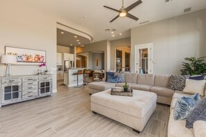 Älytelevisio, takka, stereot, tietokoneen näyttö