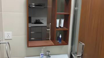 Dusche, Bidet, Handtücher, Toilettenpapier