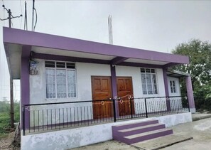 Vista frontal de la propiedad