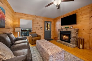 Smart TV, caminetto, tavolo da ping pong