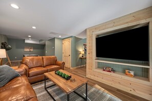 Smart TV, chimenea, mesa de ping pong