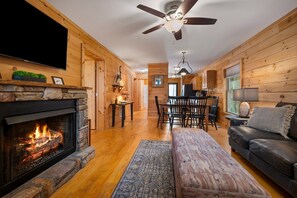 Smart TV, caminetto, tavolo da ping pong