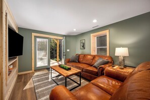 Smart TV, chimenea y tenis de mesa