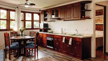 KylskÄp, mikrovÄgsugn, ugn och spishÀll