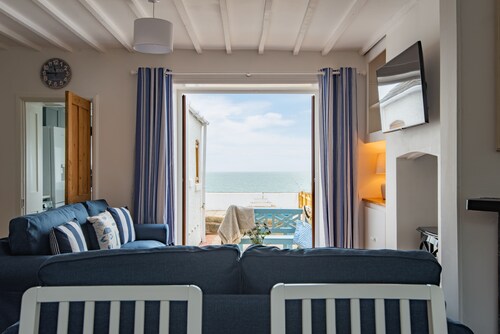 Sea Spray Cottage by Bloom Stays - a holiday let that sleeps 4 guests in 2 bedrooms