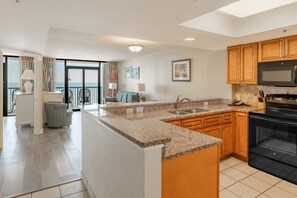 Een koelkast, een microgolfoven, een oven, een kookplaat