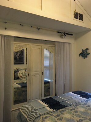 2 bedrooms, free WiFi, bed sheets - Charming 2-bedroom 1.5 bath cottage in fabulous downtown historic St. Augustine (St. Augustine)