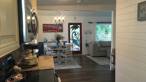 Una cocina moderna con comedor, sala de estar y un amplio ventanal con vistas al exterior.