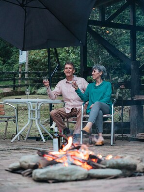 Outdoor dining - MoiraEcolodge - El Roble Cabin. Relax and rest in our space (Córdoba)