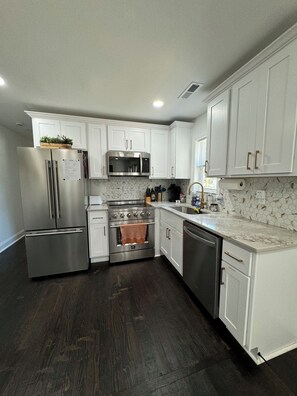 Refrigerador, microondas, horno y parrilla de estufa 