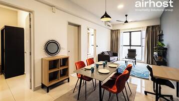 Apartamento conforto, 2 quartos, para não fumantes, vista para a cidade | Área de estar | Smart TV 55 polegadas com canais a cabo