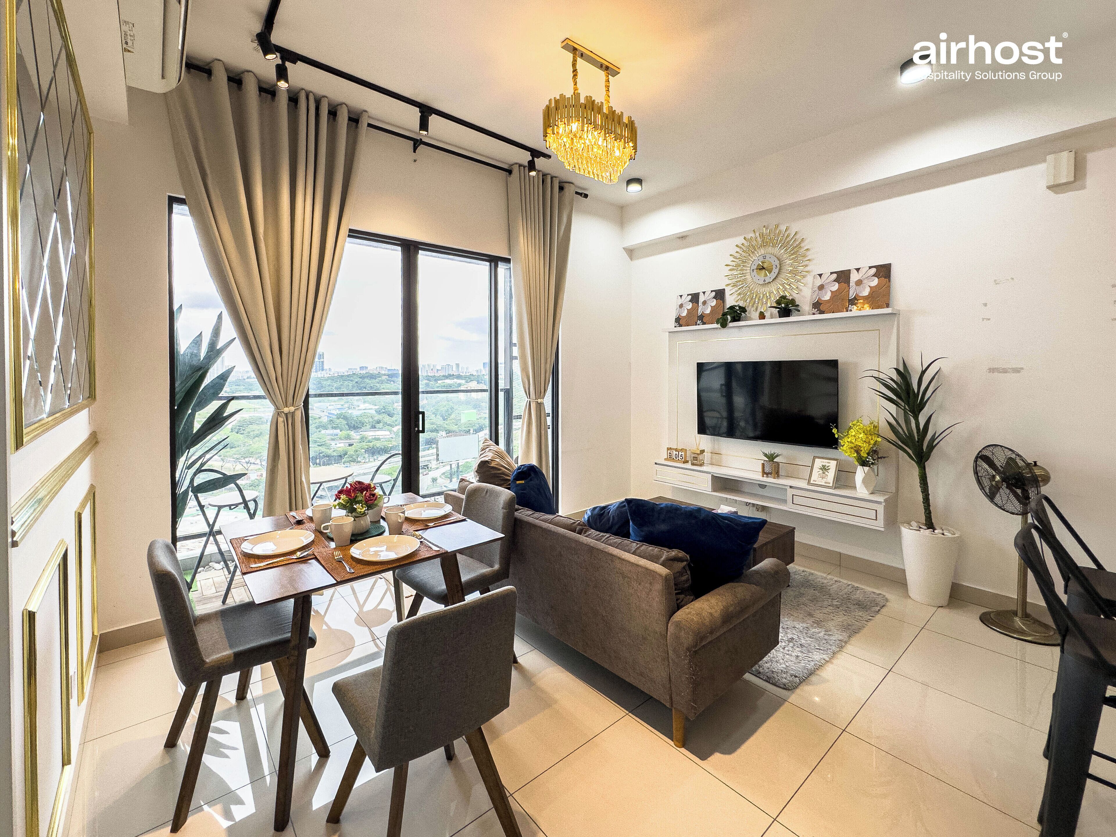 Fjölskylduíbúð - 2 svefnherbergi - svalir - borgarsýn | Stofa | 55-tommu snjallsjónvarp með kapalrásum