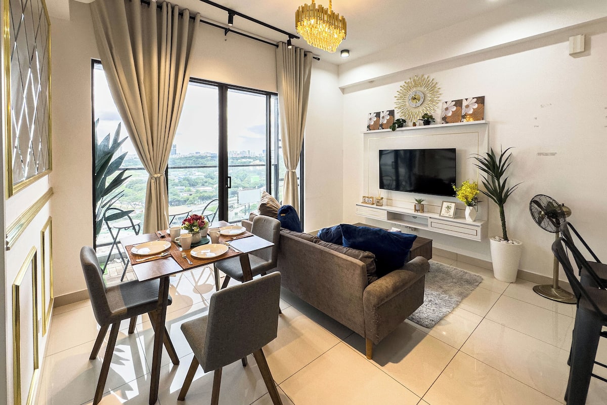 Fjölskylduíbúð - 2 svefnherbergi - svalir - borgarsýn | Stofa | 55-tommu snjallsjónvarp með kapalrásum