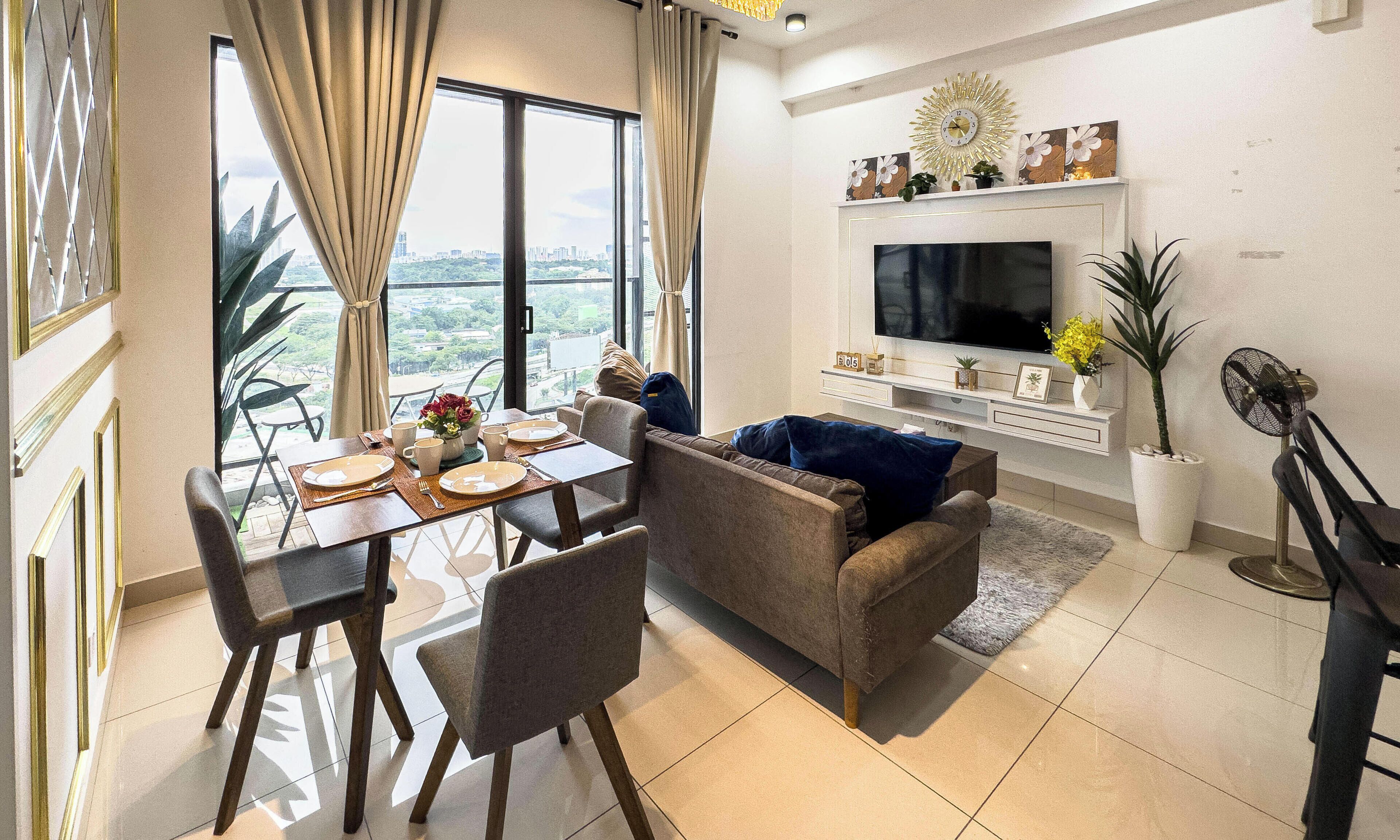 Perhehuoneisto, 2 makuuhuonetta, parveke, kaupunkinäköala | Oleskelualue | 55–tuumainen äly-TV, jossa kaapelikanavat