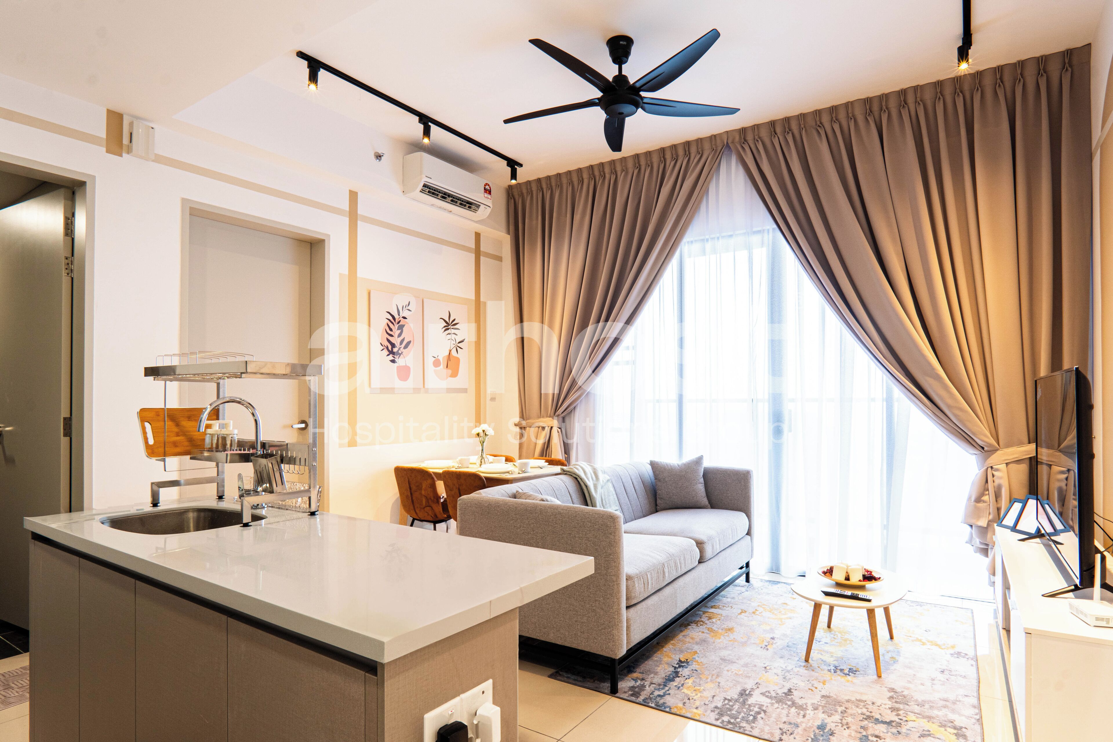 Deluxe-íbúð - 2 svefnherbergi - svalir - borgarsýn | Stofa | 55-tommu snjallsjónvarp með kapalrásum