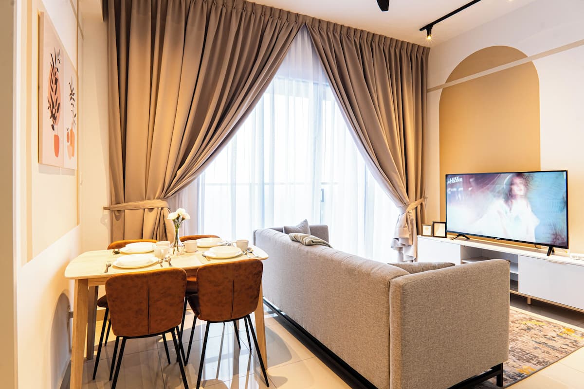 Leilighet – deluxe, 2 soverom, balkong, byutsikt | Oppholdsområde | En 55-tommers smart-TV med kabel-kanaler